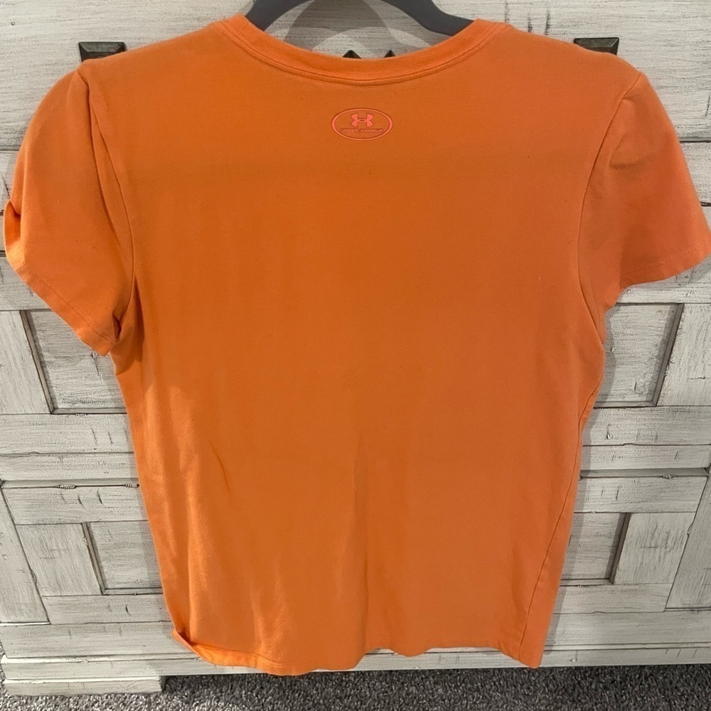 Under Armour. Peachy Orange Color. Short Sleeve Classic Tee. Size Small - Picture 2 of 4